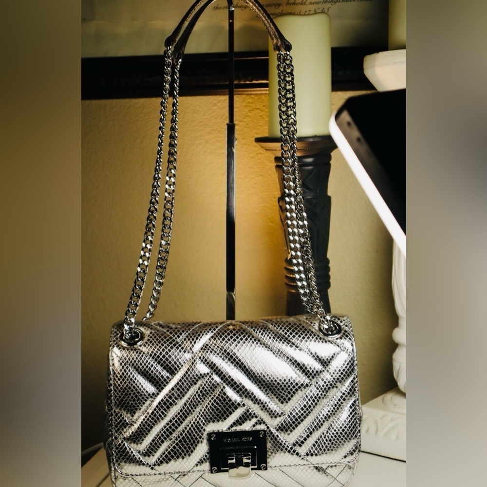 “HOST PICK” MICHAEL KORS Metallic Silver Quilted Leather with a Chain Strap - Picture 6 of 17